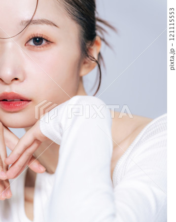 女性の美容ポートレート　スキンケア　コスメ 121115553