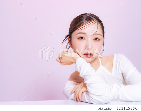 女性の美容ポートレート　スキンケア　コスメ 121115556