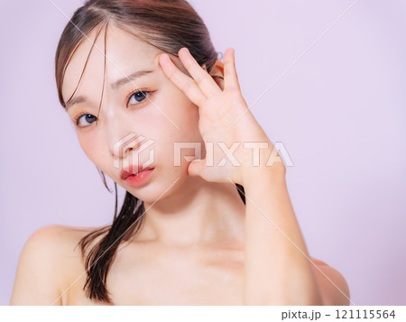 女性の美容ポートレート　スキンケア　コスメ 121115564