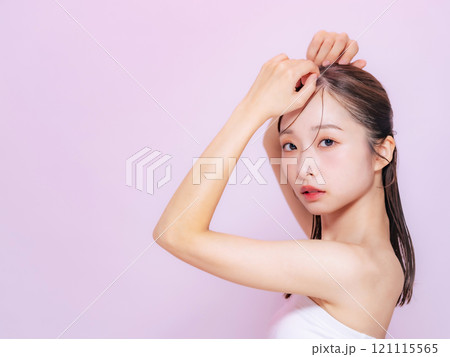 女性の美容ポートレート　スキンケア　コスメ 121115565