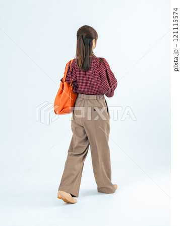 歩くカジュアルウェアの女性の後ろ姿の全身写真 121115574