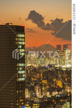 東京新宿の超高層ビル群、後方に富士山 夕景 東京新宿の超高層ビル群、後方に富士山 夕景 121116026