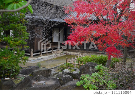 【紅葉の古民家】 121116094