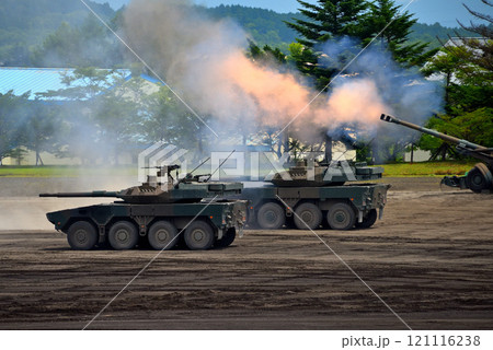 中部・陸上自衛隊・富士学校記念行事・砲撃を加える155mm榴弾砲と16式機動戦闘車・静岡県小山町 121116238