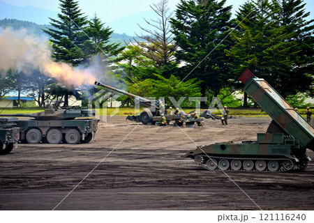 中部・陸上自衛隊・富士学校記念行事・砲撃中の155mm榴弾砲と、後方支援の様子・静岡県小山町(1) 中部・陸上自衛隊・富士学校記念行事・砲撃中の155mm榴弾砲と、後方支援の様子・静岡県小山町(1) 121116240