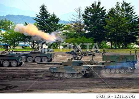 中部・陸上自衛隊・富士学校記念行事・砲撃中の155mm榴弾砲と、後方支援の様子・静岡県小山町(3) 中部・陸上自衛隊・富士学校記念行事・砲撃中の155mm榴弾砲と、後方支援の様子・静岡県小山町(3) 121116242