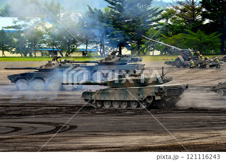 中部・陸上自衛隊・富士学校記念行事・制圧した前線を守備するために現れた90式戦車・静岡県小山町(1) 121116243