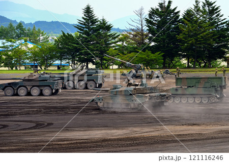 中部・陸上自衛隊・富士学校記念行事・制圧した前線を守備するために現れた90式戦車・静岡県小山町(2) 121116246