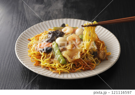 箸で麺を持ち上げたあんかけ焼きそば 121116597