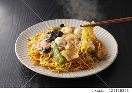 箸で麺を持ち上げたあんかけ焼きそば 121116598