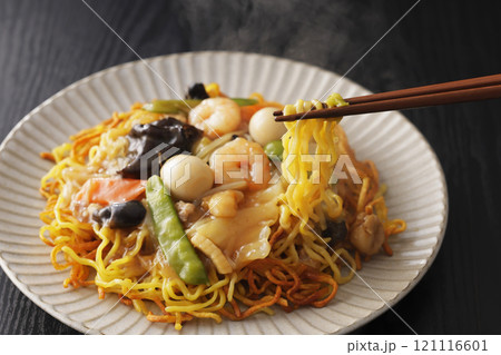 箸で麺を持ち上げたあんかけ焼きそば 箸で麺を持ち上げたあんかけ焼きそば 121116601