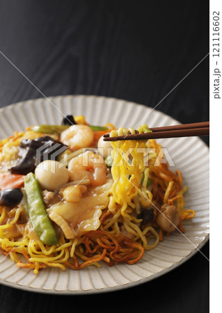 箸で麺を持ち上げたあんかけ焼きそば 121116602