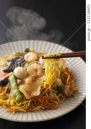箸で麺を持ち上げたあんかけ焼きそば 121116603