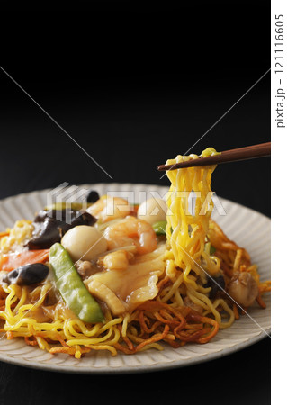 箸で麺を持ち上げたあんかけ焼きそば 箸で麺を持ち上げたあんかけ焼きそば 121116605