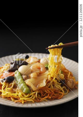 箸で麺を持ち上げたあんかけ焼きそば 箸で麺を持ち上げたあんかけ焼きそば 121116606