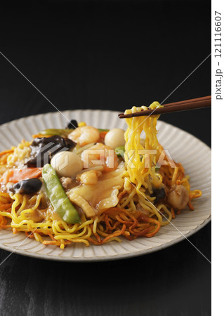 箸で麺を持ち上げたあんかけ焼きそば 箸で麺を持ち上げたあんかけ焼きそば 121116607