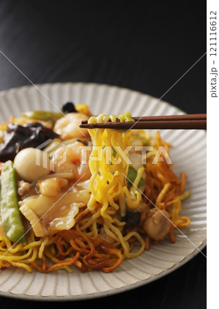 箸で麺を持ち上げたあんかけ焼きそば 121116612