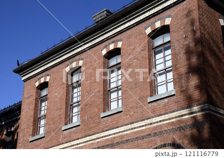 赤レンガと窓 121116779