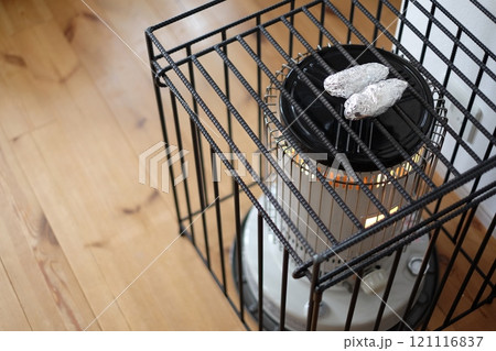 ストーブで焼く焼き芋 121116837