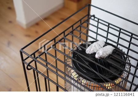 ストーブで焼く焼き芋 121116841