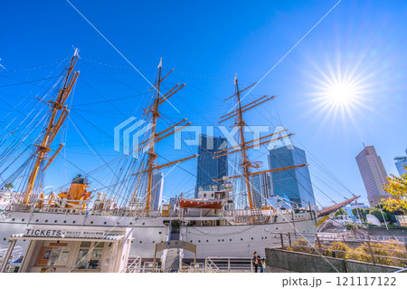 日本の横浜都市景観 桜木町駅前・日本丸や横浜市役所、みなとみらいの街などを望む。希望の光…＝8日 121117122
