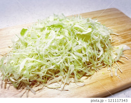 カッティングボード上のキャベツの千切り7 121117343