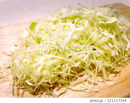 カッティングボード上のキャベツの千切り8 カッティングボード上のキャベツの千切り8 121117344