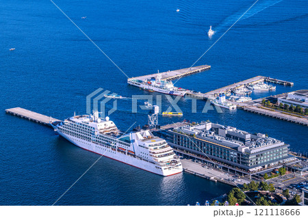 日本の横浜都市景観  新風景。新港ふ頭客船ターミナルの三井オーシャンフジなどを望む＝12月8日 121118666