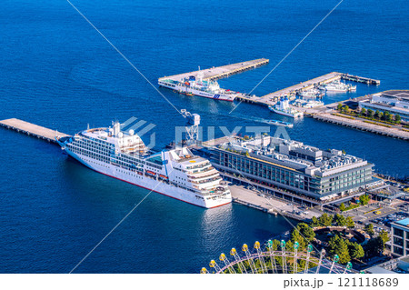 日本の横浜都市景観  新風景。新港ふ頭客船ターミナルの三井オーシャンフジなどを望む＝12月8日 121118689