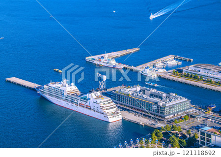 日本の横浜都市景観  新風景。新港ふ頭客船ターミナルの三井オーシャンフジなどを望む＝12月8日 121118692