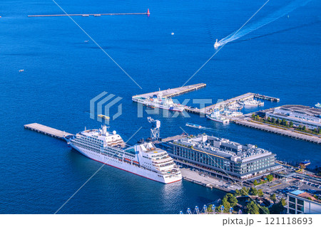 日本の横浜都市景観  新風景。新港ふ頭客船ターミナルの三井オーシャンフジなどを望む＝12月8日 121118693