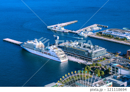 日本の横浜都市景観  新風景。新港ふ頭客船ターミナルの三井オーシャンフジなどを望む＝12月8日 121118694