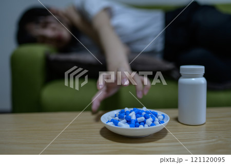 オーバードーズ ODイメージ 大量の薬を接種する女性 薬物過剰摂取 ストレス 鬱病 残業 疲労 過労 オーバードーズ ODイメージ 大量の薬を接種する女性 薬物過剰摂取 ストレス 鬱病 残業 疲労 過労 121120095