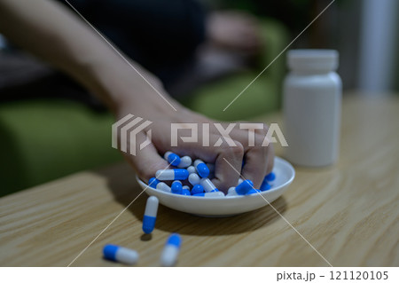 オーバードーズ ODイメージ 大量の薬を接種する女性 薬物過剰摂取 ストレス 鬱病 残業 疲労 過労 オーバードーズ ODイメージ 大量の薬を接種する女性 薬物過剰摂取 ストレス 鬱病 残業 疲労 過労 121120105