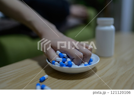 オーバードーズ ODイメージ 大量の薬を接種する女性 薬物過剰摂取 ストレス 鬱病 残業 疲労 過労 オーバードーズ ODイメージ 大量の薬を接種する女性 薬物過剰摂取 ストレス 鬱病 残業 疲労 過労 121120106