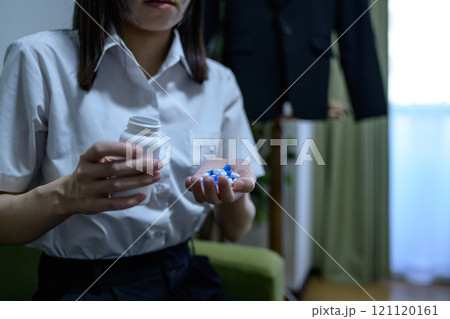 オーバードーズ ODイメージ 大量の薬を接種する女性 薬物過剰摂取 ストレス 鬱病 残業 疲労 過労 オーバードーズ ODイメージ 大量の薬を接種する女性 薬物過剰摂取 ストレス 鬱病 残業 疲労 過労 121120161