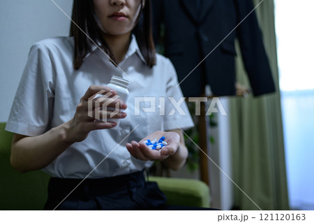 オーバードーズ　ODイメージ　大量の薬を接種する女性　薬物過剰摂取　ストレス　鬱病　残業　疲労　過労 121120163