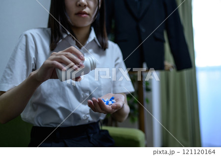 オーバードーズ ODイメージ 大量の薬を接種する女性 薬物過剰摂取 ストレス 鬱病 残業 疲労 過労 オーバードーズ ODイメージ 大量の薬を接種する女性 薬物過剰摂取 ストレス 鬱病 残業 疲労 過労 121120164