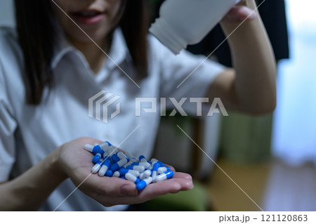 オーバードーズ ODイメージ 大量の薬を接種する女性 薬物過剰摂取 ストレス 鬱病 残業 疲労 過労 オーバードーズ ODイメージ 大量の薬を接種する女性 薬物過剰摂取 ストレス 鬱病 残業 疲労 過労 121120863