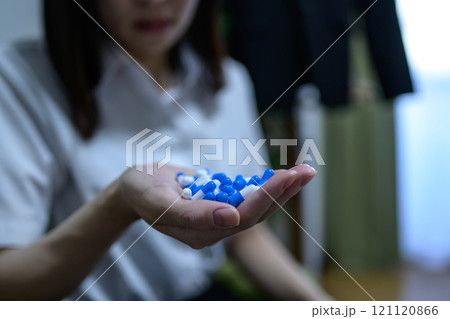 オーバードーズ ODイメージ 大量の薬を接種する女性 薬物過剰摂取 ストレス 鬱病 残業 疲労 過労 オーバードーズ ODイメージ 大量の薬を接種する女性 薬物過剰摂取 ストレス 鬱病 残業 疲労 過労 121120866