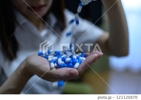 オーバードーズ ODイメージ 大量の薬を接種する女性 薬物過剰摂取 ストレス 鬱病 残業 疲労 過労 オーバードーズ ODイメージ 大量の薬を接種する女性 薬物過剰摂取 ストレス 鬱病 残業 疲労 過労 121120870