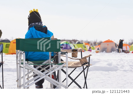 ワカサギ釣り場のアウトドアチェア 121121443