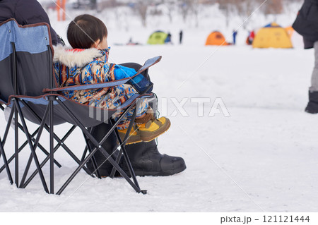 ワカサギ釣り場のアウトドアチェア 121121444
