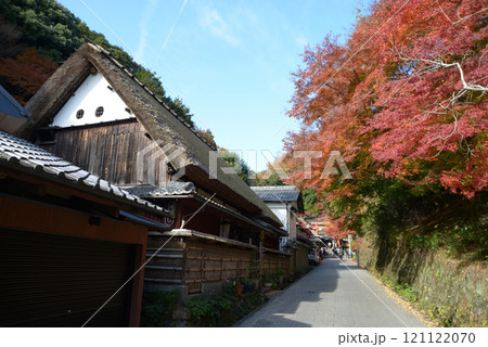 嵯峨野　愛宕山参道の茅葺民家　京都市右京区嵯峨 121122070