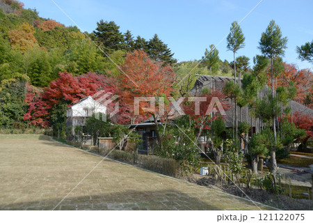 奥嵯峨　紅葉と茅葺民家　京都市右京区嵯峨 121122075