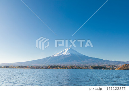 「山梨県」河口湖から眺める秋の秋風景 富士山 「山梨県」河口湖から眺める秋の秋風景 富士山 121122875