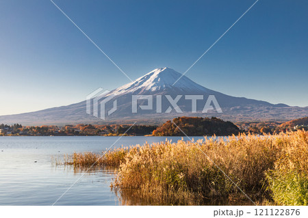 「山梨県」河口湖から眺める秋の秋風景 富士山 「山梨県」河口湖から眺める秋の秋風景 富士山 121122876