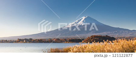 「山梨県」河口湖から眺める秋の秋風景 富士山 「山梨県」河口湖から眺める秋の秋風景 富士山 121122877