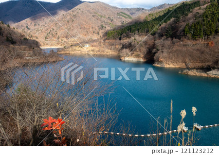 初冬の奥四万湖　群馬県中之条町 121123212