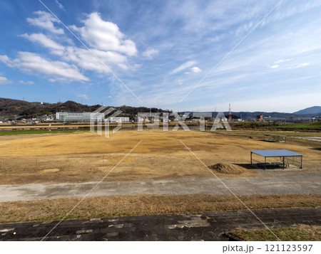 大阪を流れる大和川沿いの風景 大阪を流れる大和川沿いの風景 121123597